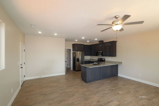 Building Photo - 397 W Willow Dr