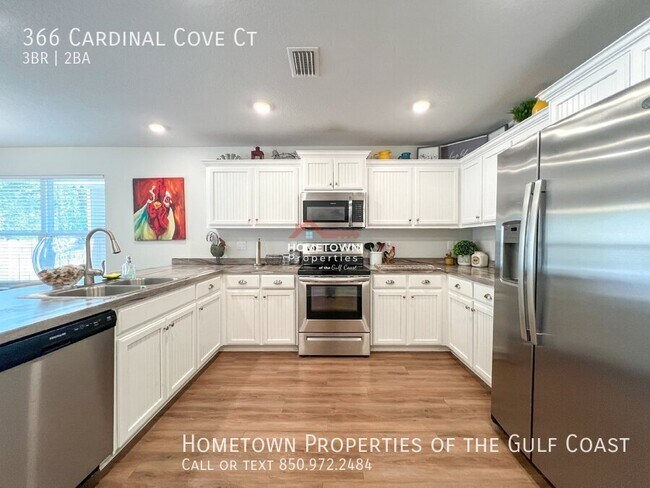 Foto del edificio - Charming 3-Bed Home in Pensacola with 2 Fu...