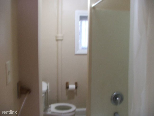 Building Photo - 2 br, 1 bath Townhome - 827 N Madison St