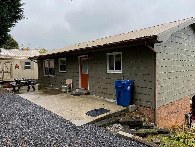 Building Photo - 107 Pebblebrook St