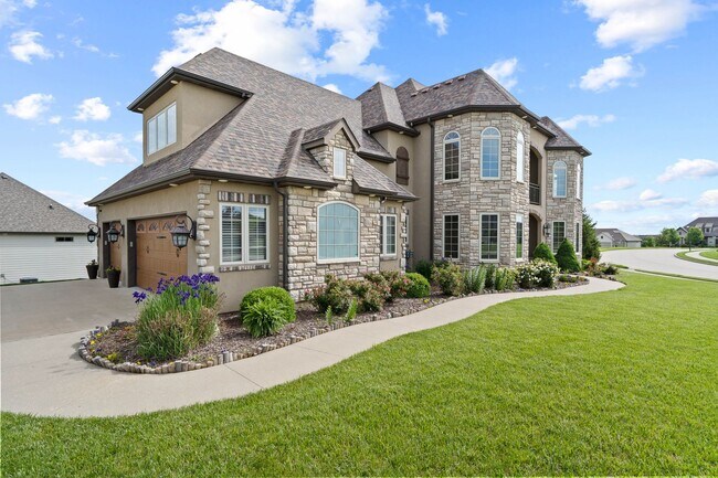 Building Photo - Large 5 Bedroom Home W/ Fenced yard