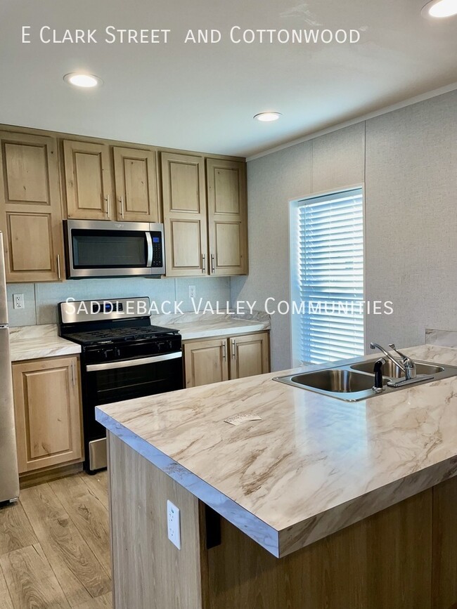 Building Photo - Modern 3 Bed 2 Bath For Rent!