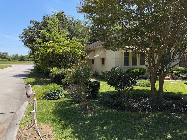 Foto del edificio - 2 bedrooms 1 bath - Large Yard