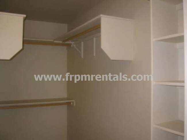 Building Photo - Very Nice 2 Bed/ 2 Bath Lower Level Apartment