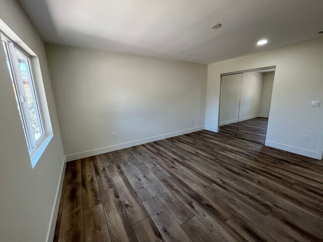 Building Photo - 5244-5244 E Falls View Dr