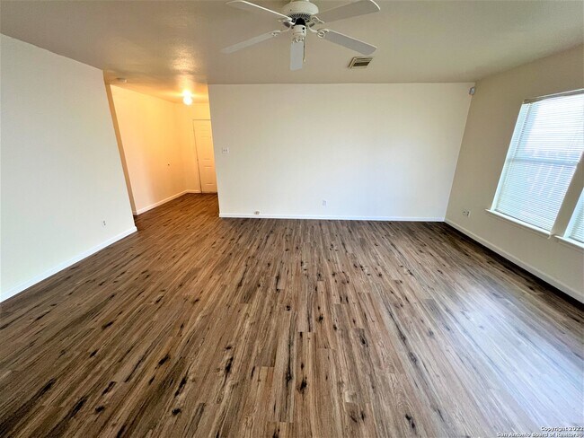 Foto del edificio - 8214 Chestnut Manor Dr