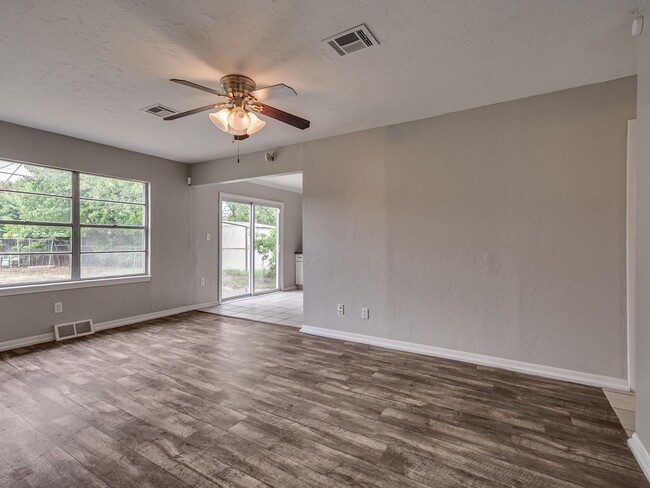 Building Photo - Charming Home in OKC + 4 bedrooms
