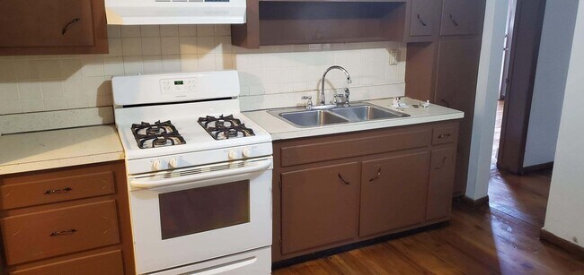Suelo de madera noble en la cocina comedor. - 8 Franklin St