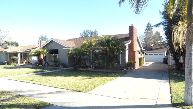 Building Photo - Old Towne Orange, Hardwood floors, Single Story House 3BR 2BA  2 car garage