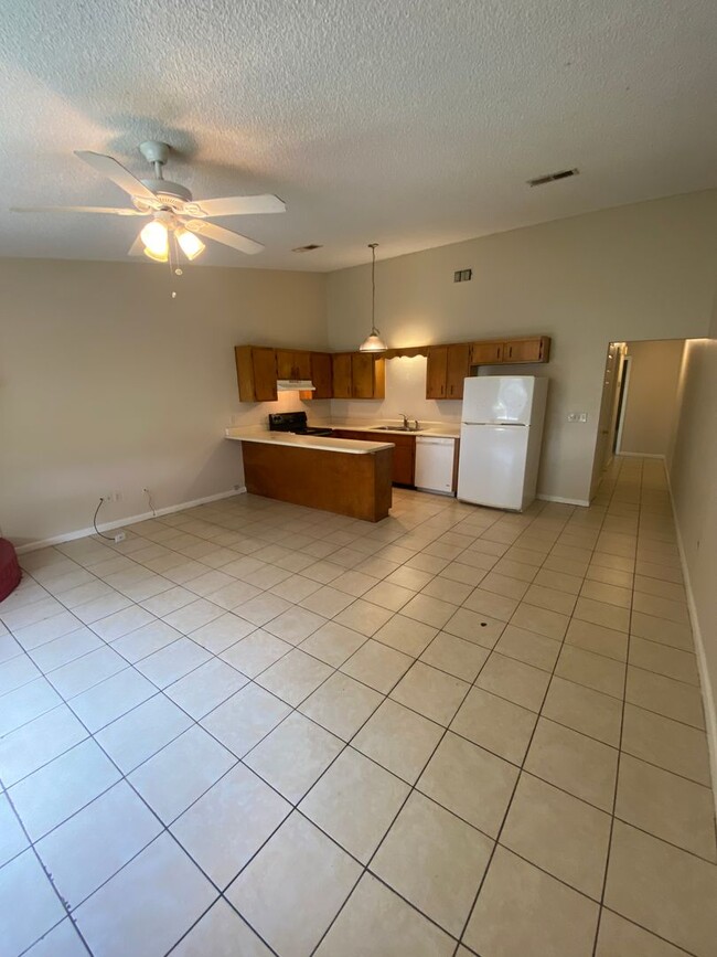 Building Photo - Spacious 2 Bedroom 1 Bathroom Townhome. Am...