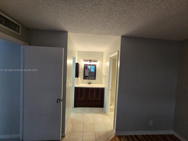 Building Photo - 3300 Spanish Moss Terrace