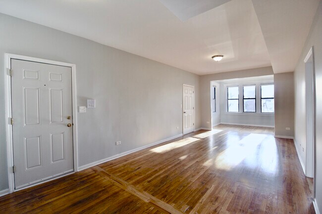 Building Photo - 4808 N Ridgeway Ave