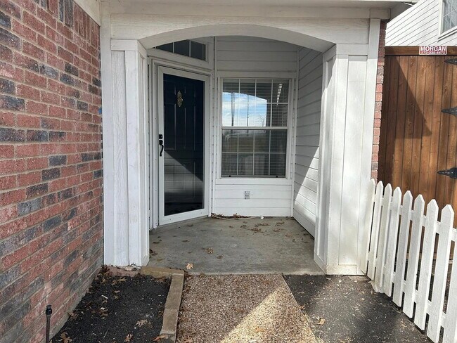 Foto del edificio - Charming 3-Bedroom Plano Retreat with Cozy Fireplace & Gleaming Hardwood Floors!