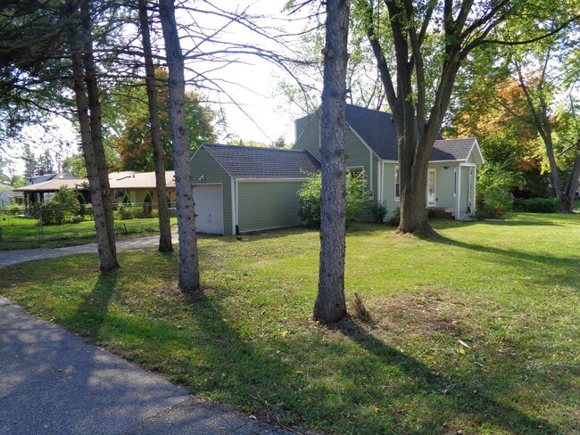 Building Photo - 218 E Milham Ave
