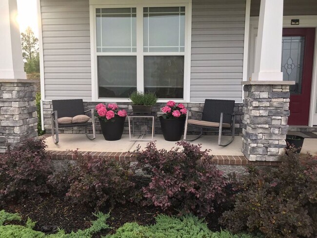 Building Photo - Outstanding Executive FIVE Bedroom Home Lo...
