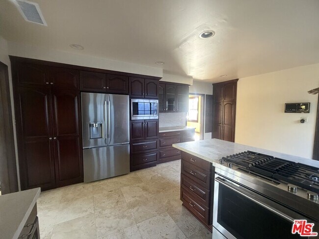 Foto del edificio - 5867 W 75th St