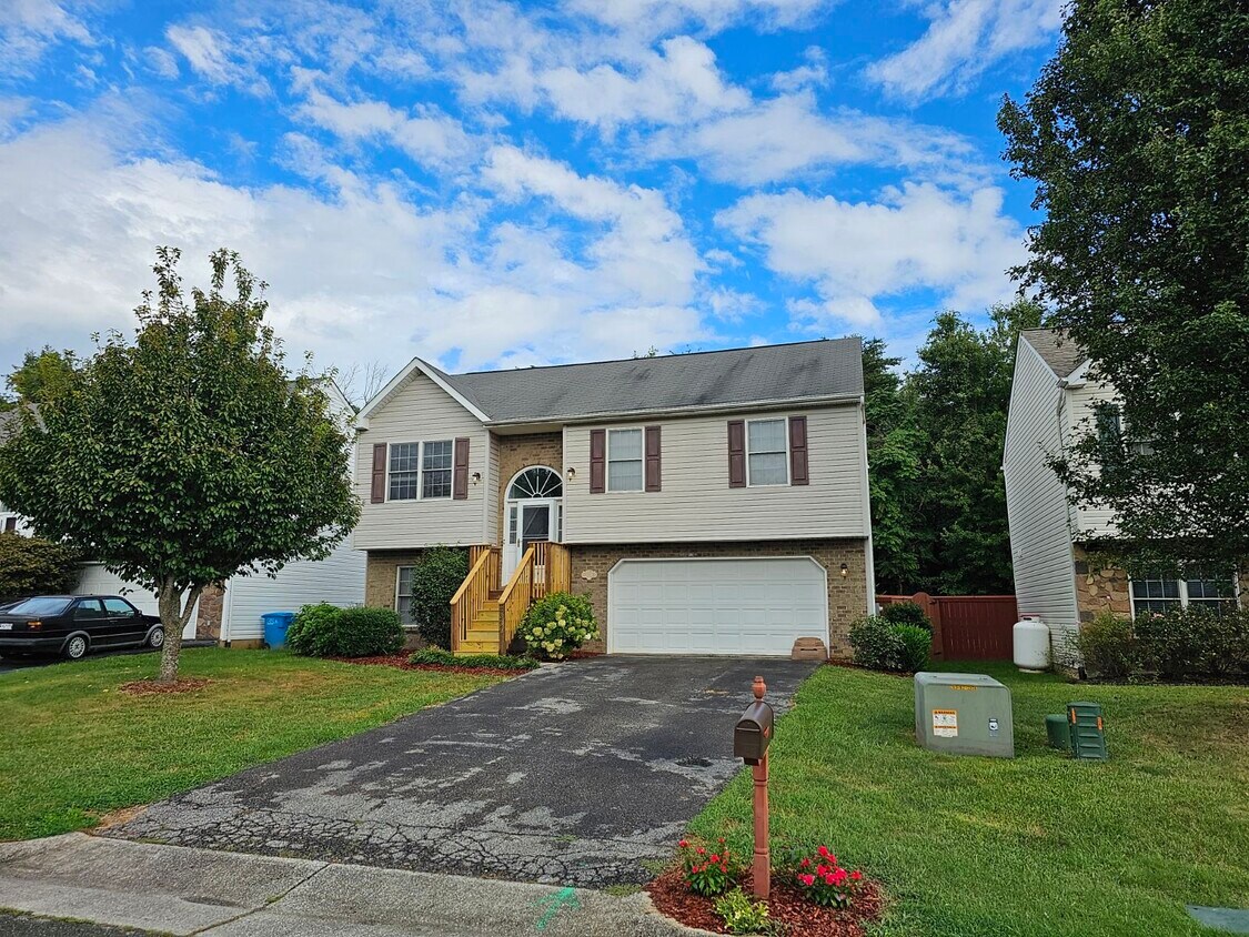 Primary Photo - 2339 Oakleaf Dr NW