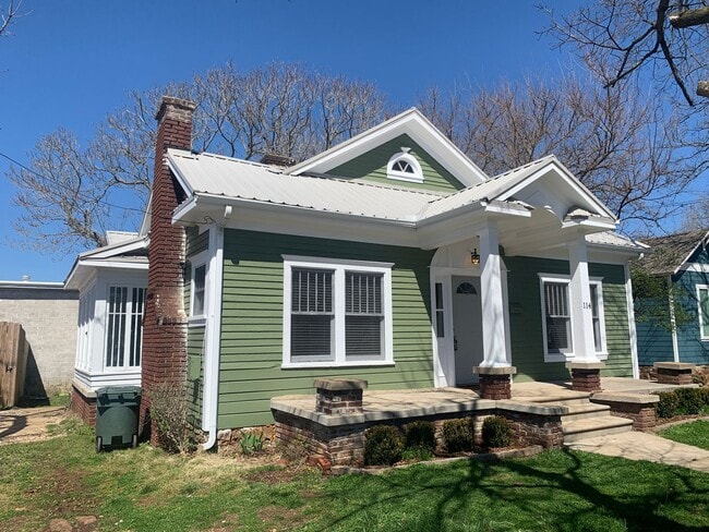 Building Photo - 2 Bed House with 1 Bonus Room! Walking dis...