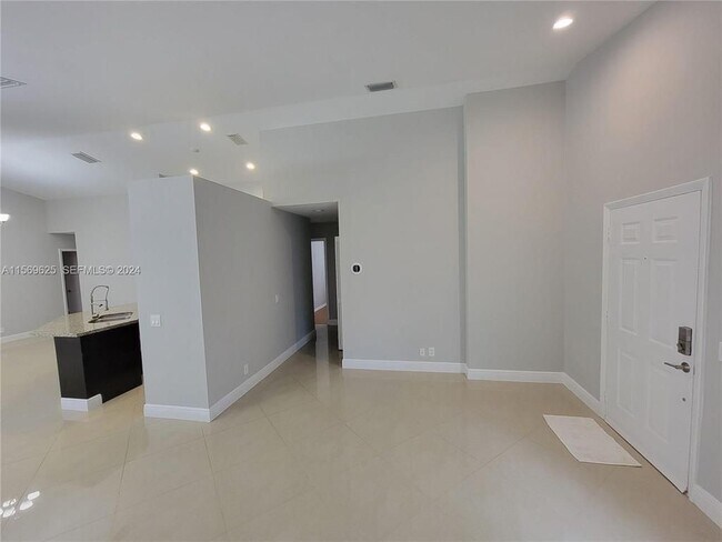 Foto del edificio - 928 Falling Water Rd