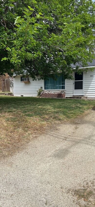 Primary Photo - Located by Ashland Hospital, 3bedroom, 1 bathroom home with yard!!