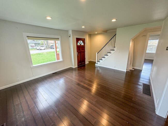Building Photo - Elegant Home in Tigard, Spacious Shop, Lar...