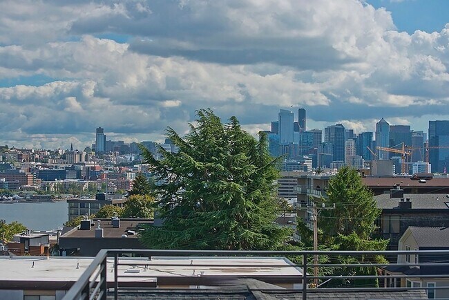 Building Photo - Queen Anne ~ Westlake Townhome