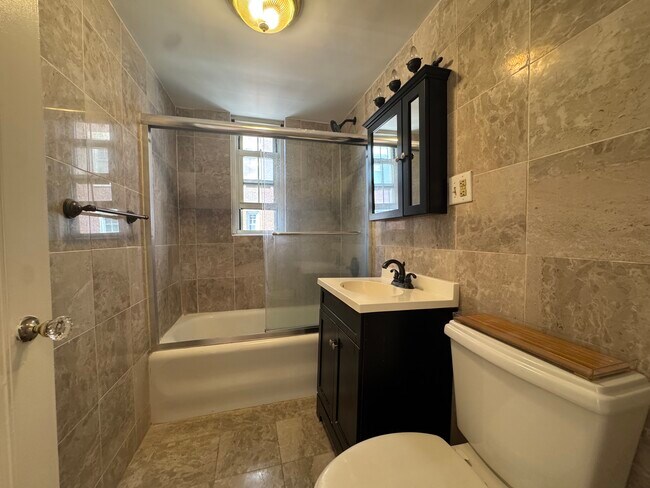 Foto del edificio - 1450 Beacon St