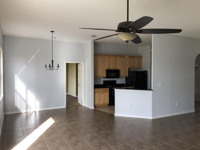 Building Photo - 445 Cinnamon Dr