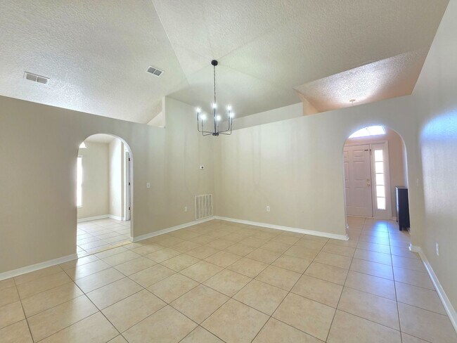 Foto del edificio - FOR RENT in Newberry 4 Bed, 2 bath corner home