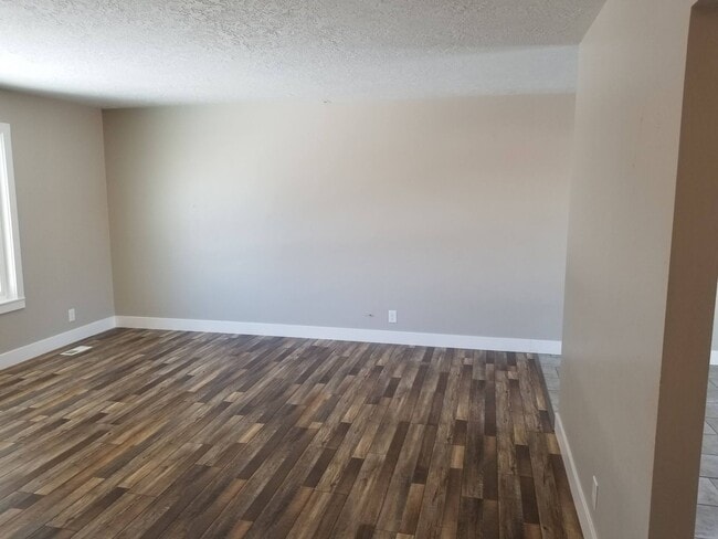 Building Photo - Spacious 5-Bedroom Magna Home with Deck and Ample Parking