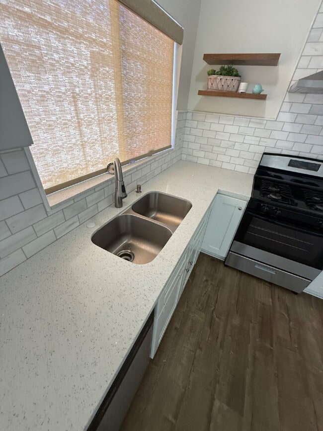 Building Photo - Solar savings on energy. 3rd bonus room.   2 Car Garage, Private Yard, Spacious upgraded interior...