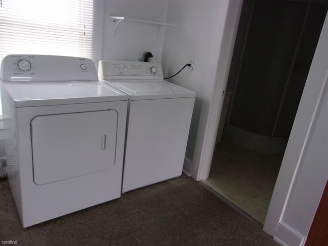 Building Photo - 24 Meadow St