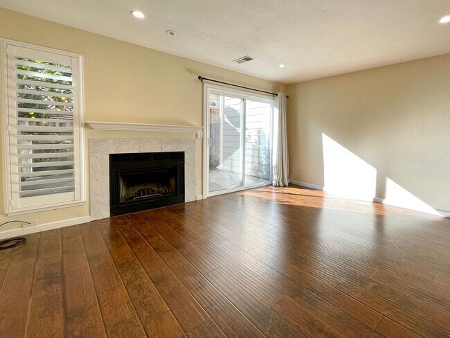 Foto del edificio - Fresh 2 Bedroom 2.5 Bath Townhome in Downt...