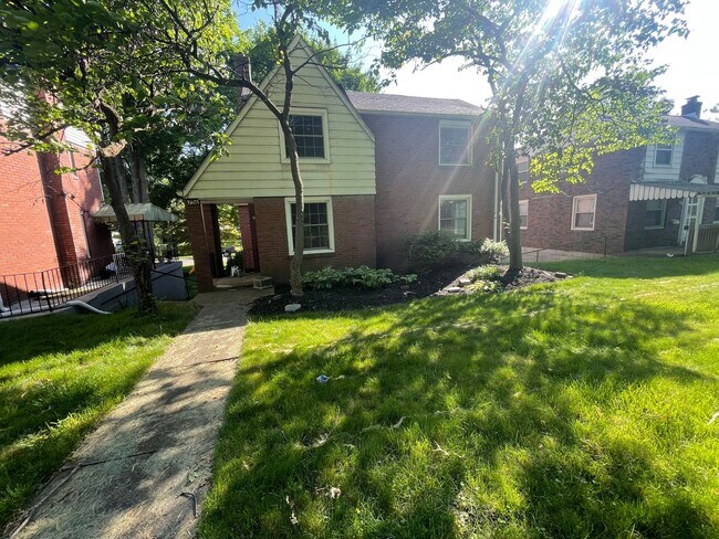 Building Photo - Updated and Spacious Single-Family Home ri...
