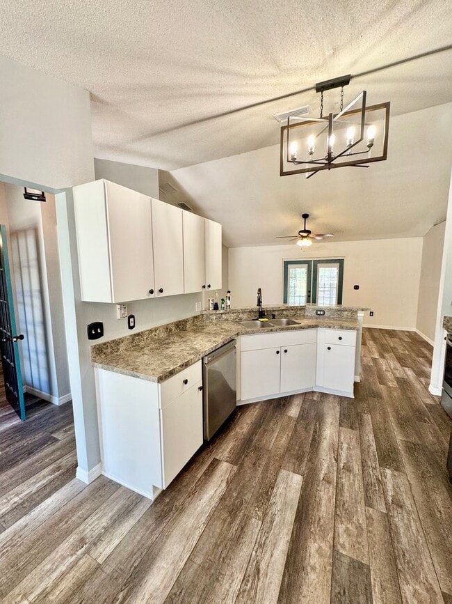 Building Photo - Spacious 3 Bedroom 2 Bath home, close to lake Minneola and Downtown Clermont