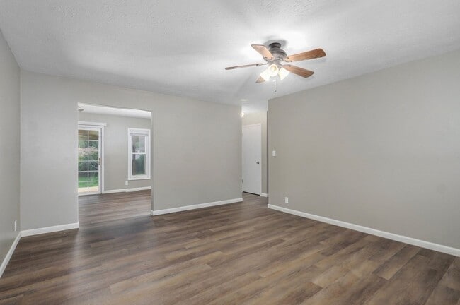Building Photo - Adorable 3 bedroom, 1.5 bathroom home!