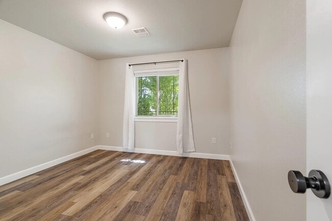 Foto del edificio - 1819 N Center Ln