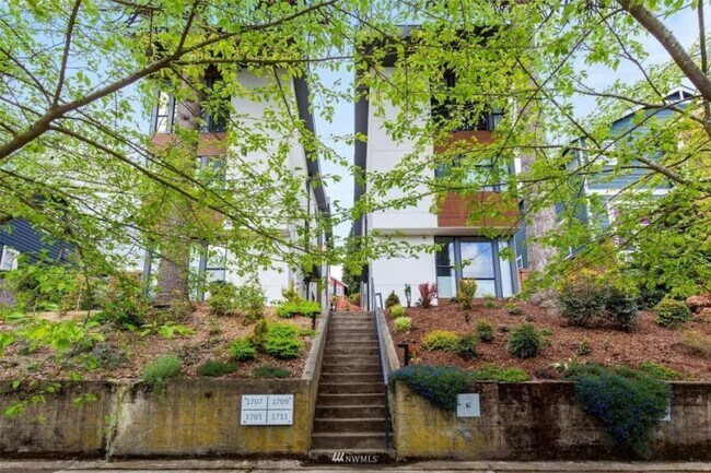 Foto del edificio - 3 bedroom in Seattle WA 98122