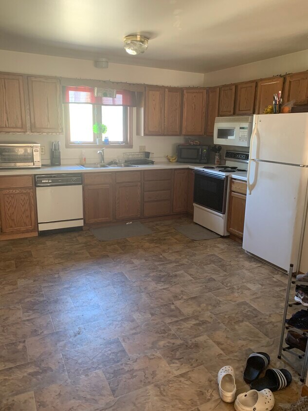 Large Kitchen - 428 Saratoga Ave
