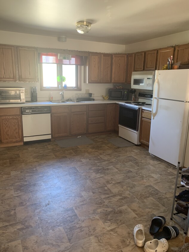 Large Kitchen - 428 Saratoga Ave