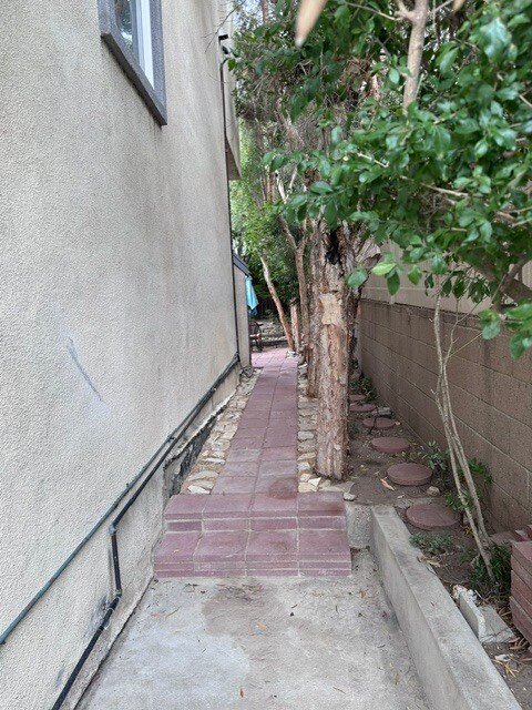 Entrada - 1734 Prospect Ave
