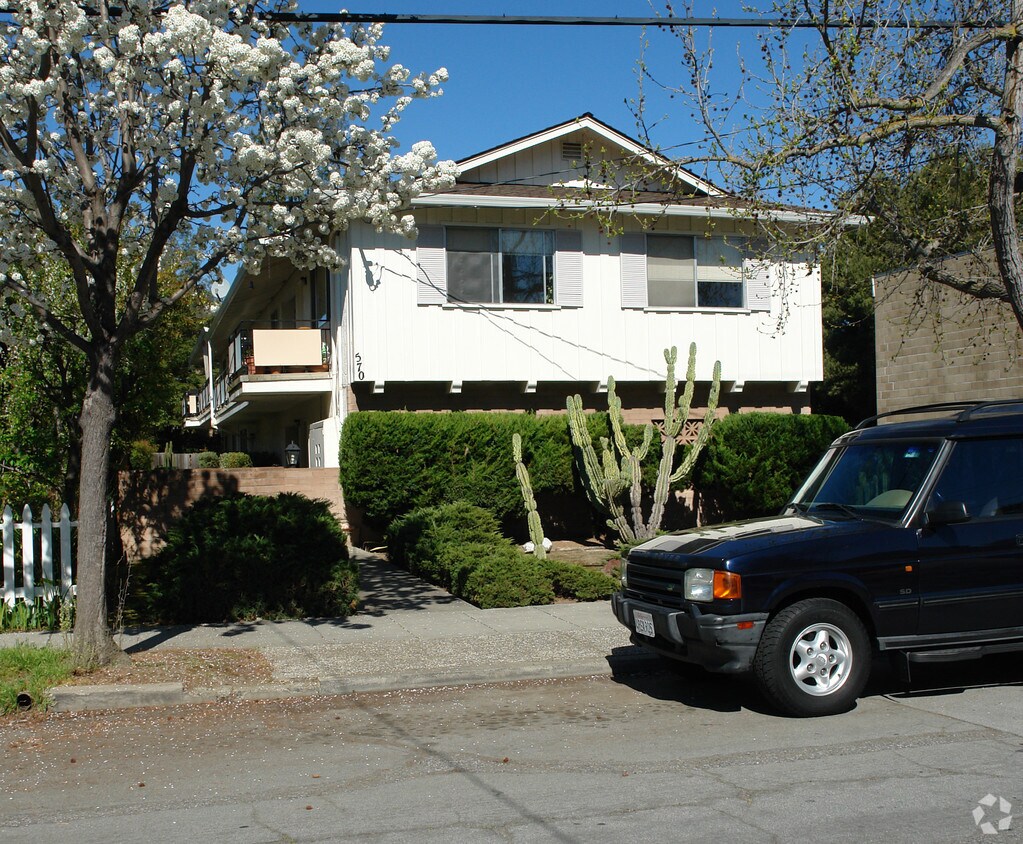 Building Photo - 570 Oxford Ave