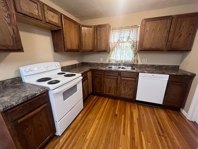 Building Photo - Cute 3 bedroom, 1 bath home