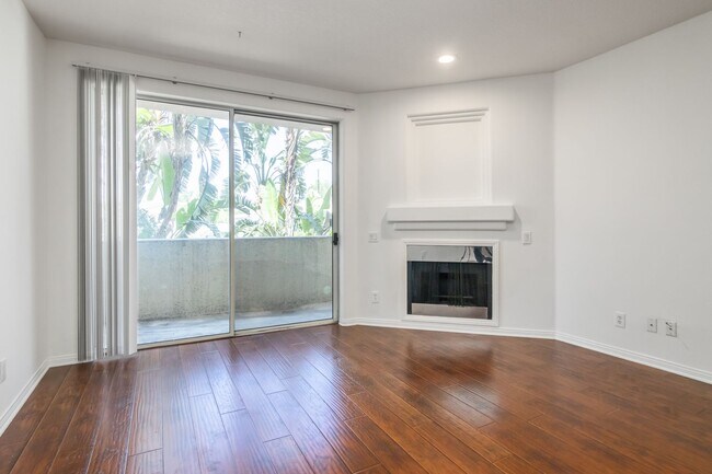 Foto del edificio - 16940 Chatsworth St