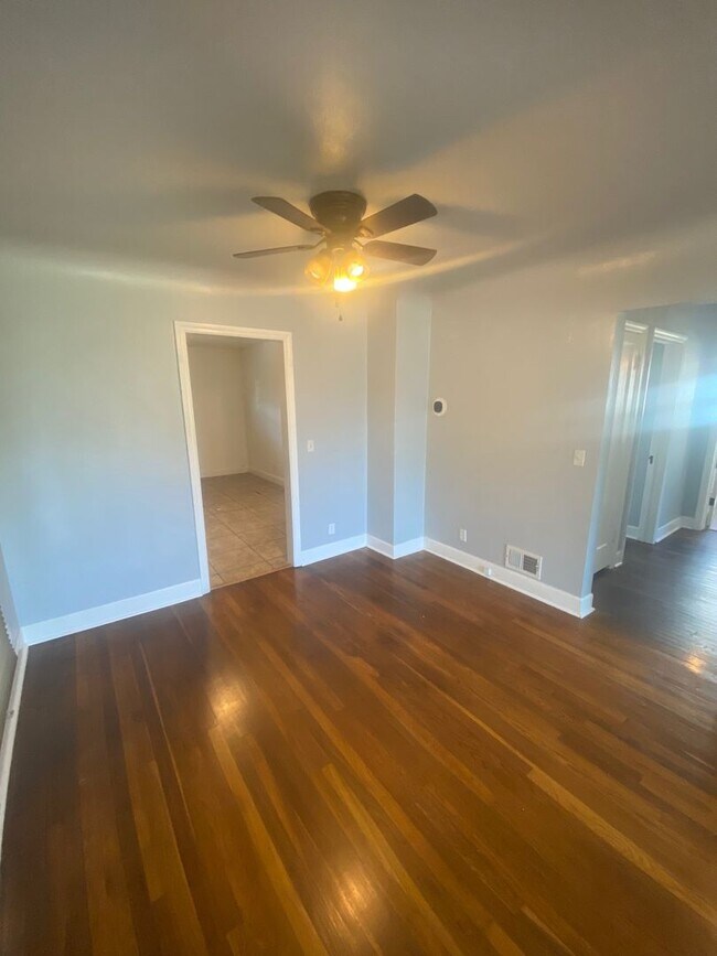 Building Photo - 5 bed 2.5 bath home