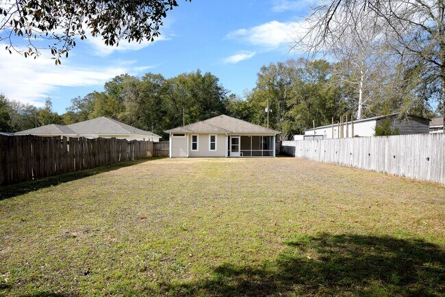 Foto del edificio - Central Niceville Home with Lawncare Included!