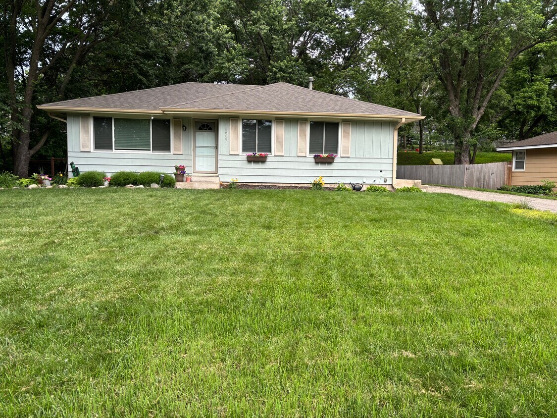 Foto principal - 10609 Queen Ave S