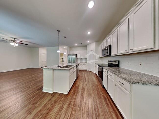 Building Photo - 230 Swan Dr