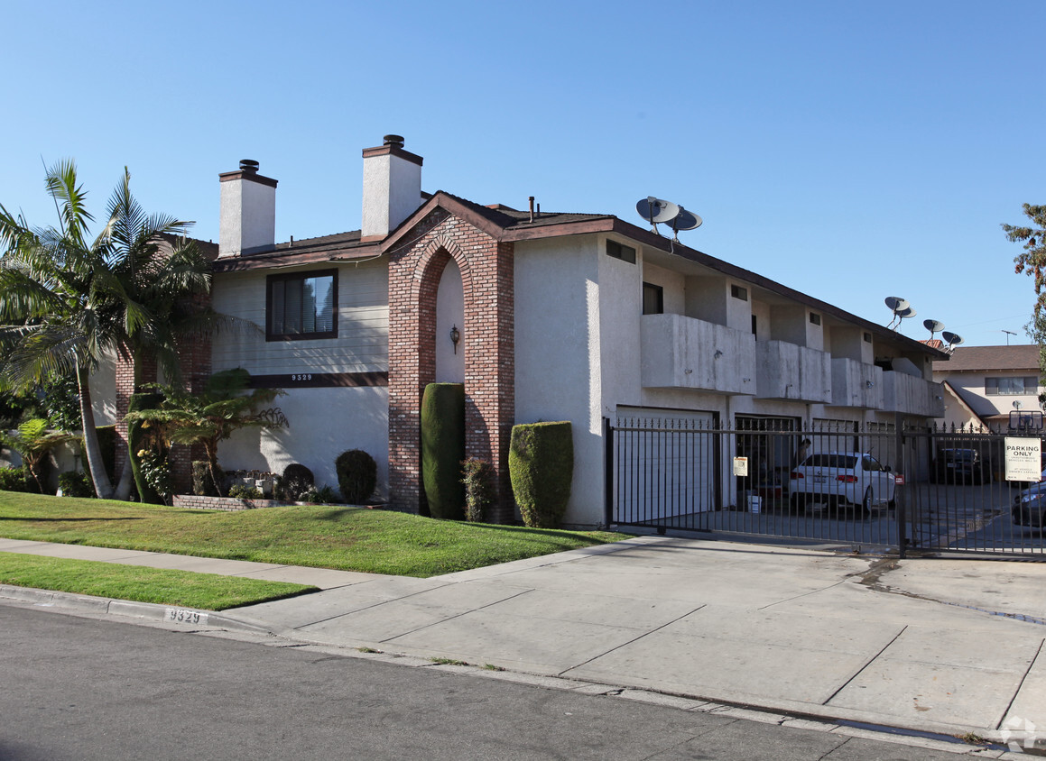 Primary Photo - 9335 Park St