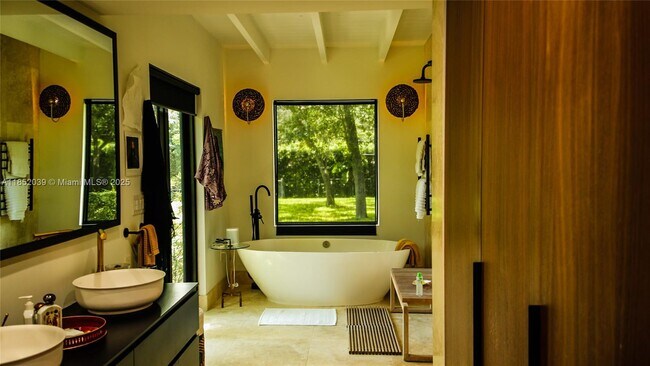 Foto del edificio - 10700 Old Cutler Rd